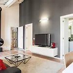 Spanish Steps Luxury Penthouse 아파트 *